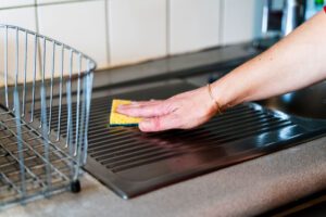 Aide à Domicile (AD) pour l'entretien du logement à domicile.